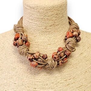 NWT ⚜️🧡⚜️ Gardenia Gorgeous Short Beaded Chunky Knot Necklace